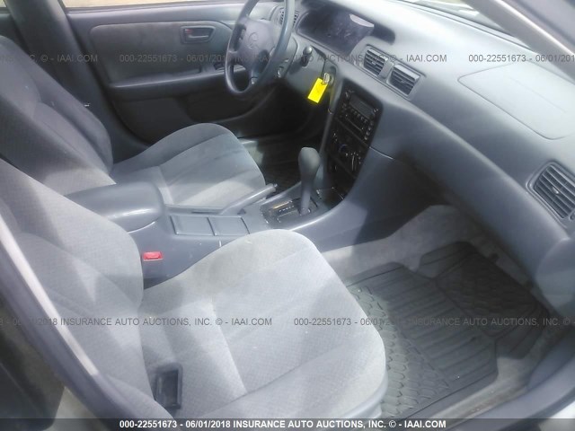 JT2BF22K310322546 - 2001 TOYOTA CAMRY CE/LE/XLE SILVER photo 5