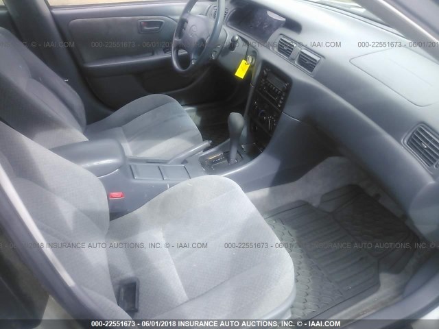 JT2BF22K310322546 - 2001 TOYOTA CAMRY CE/LE/XLE 银色 照片 5