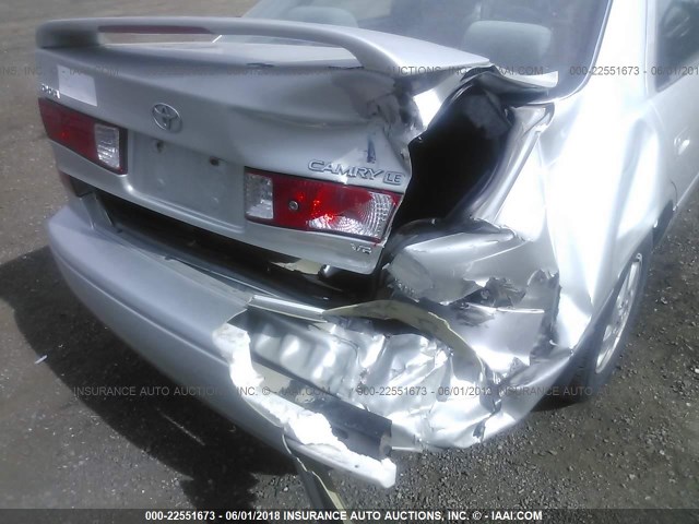 JT2BF22K310322546 - 2001 TOYOTA CAMRY CE/LE/XLE SILVER photo 6