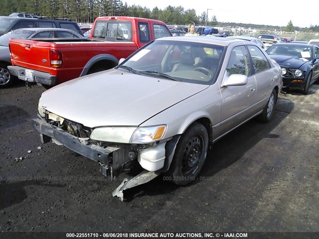 JT2BF28KXW0120656 - 1998 TOYOTA CAMRY LE/XLE GOLD photo 2