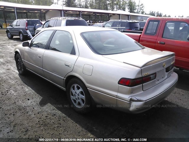 JT2BF28KXW0120656 - 1998 TOYOTA CAMRY LE/XLE GOLD photo 3