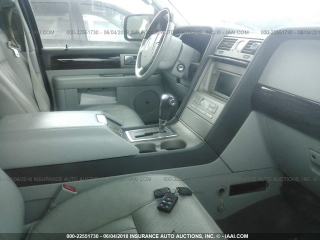 5LMFU28565LJ24492 - 2005 LINCOLN NAVIGATOR BLACK photo 5