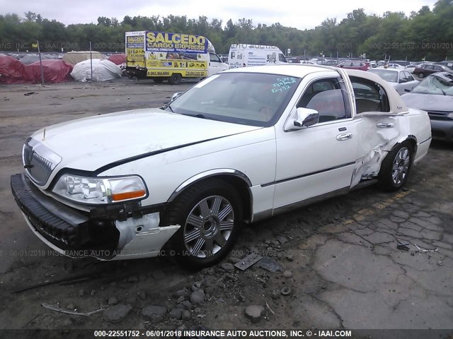 1LNHM82W85Y651369 - 2005 LINCOLN TOWN CAR SIGNATURE LIMITED WHITE photo 2