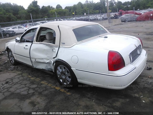 1LNHM82W85Y651369 - 2005 LINCOLN TOWN CAR SIGNATURE LIMITED WHITE photo 3