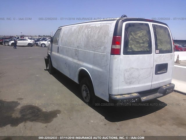 1GCGG25C581137854 - 2008 CHEVROLET EXPRESS G2500  WHITE photo 3