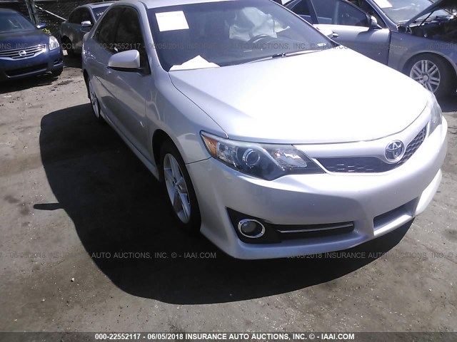 4T1BF1FK6CU185430 - 2012 TOYOTA CAMRY SE/LE/XLE 银色 照片 1