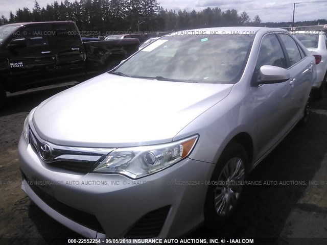 4T1BF1FK8EU403273 - 2014 TOYOTA CAMRY L/SE/LE/XLE 银色 照片 2