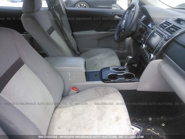 4T1BF1FK8EU403273 - 2014 TOYOTA CAMRY L/SE/LE/XLE 银色 照片 5