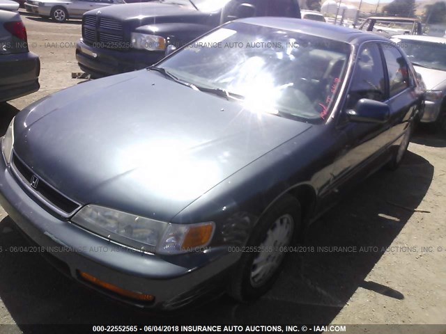 1HGCD5636VA204059 - 1997 HONDA ACCORD LX/EX GREEN photo 2