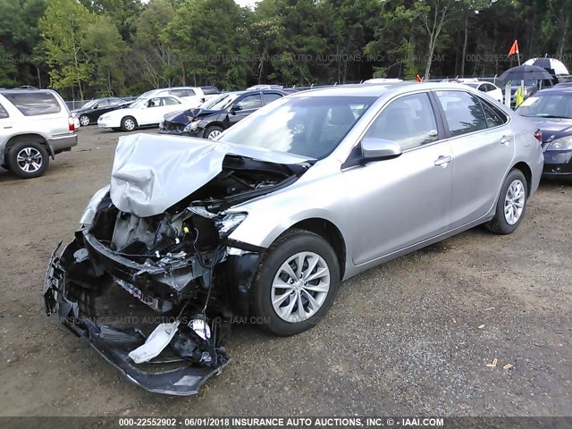 4T1BF1FK4GU526863 - 2016 TOYOTA CAMRY LE/XLE/SE/XSE SILVER photo 2