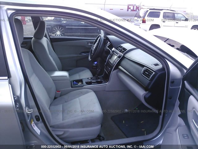 4T1BF1FK4GU526863 - 2016 TOYOTA CAMRY LE/XLE/SE/XSE SILVER photo 5