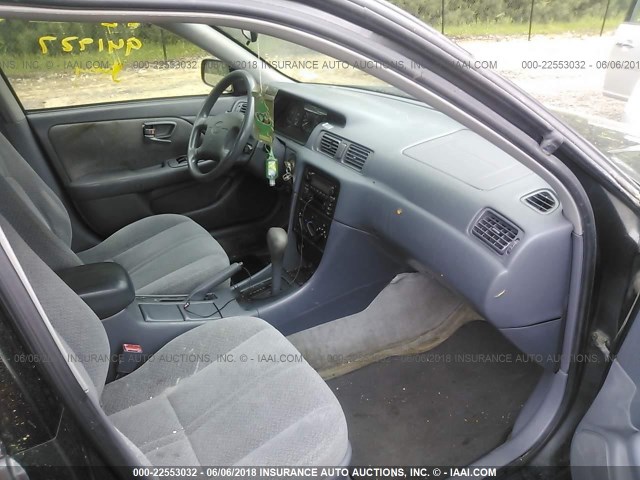 4T1BF28K2YU941927 - 2000 TOYOTA CAMRY LE/XLE GRAY photo 5