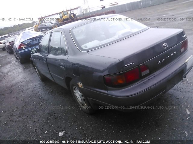 4T1BF12K8TU869546 - 1996 TOYOTA CAMRY LE/XLE/SE ნაცრისფერი ფოტო 3