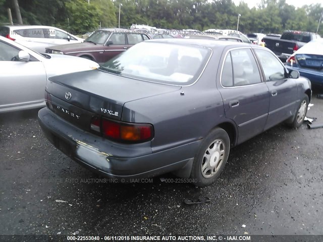 4T1BF12K8TU869546 - 1996 TOYOTA CAMRY LE/XLE/SE ნაცრისფერი ფოტო 4