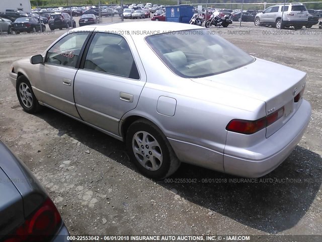4T1BF22K5VU029829 - 1997 TOYOTA CAMRY CE/LE/XLE ვერცხლისფერი ფოტო 3