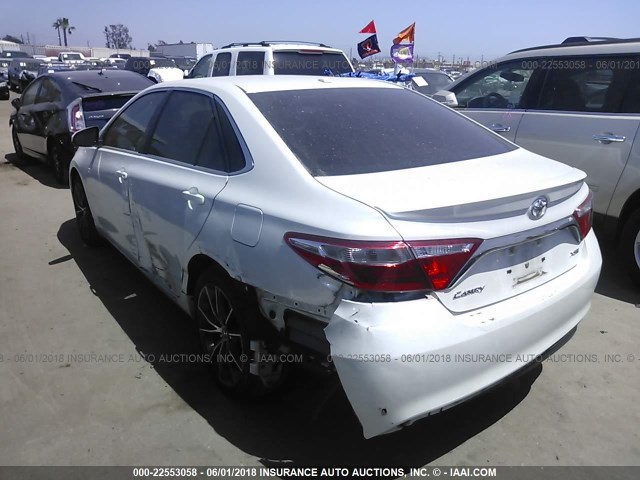 4T1BF1FK9FU087948 - 2015 TOYOTA CAMRY LE/XLE/SE/XSE WHITE photo 3