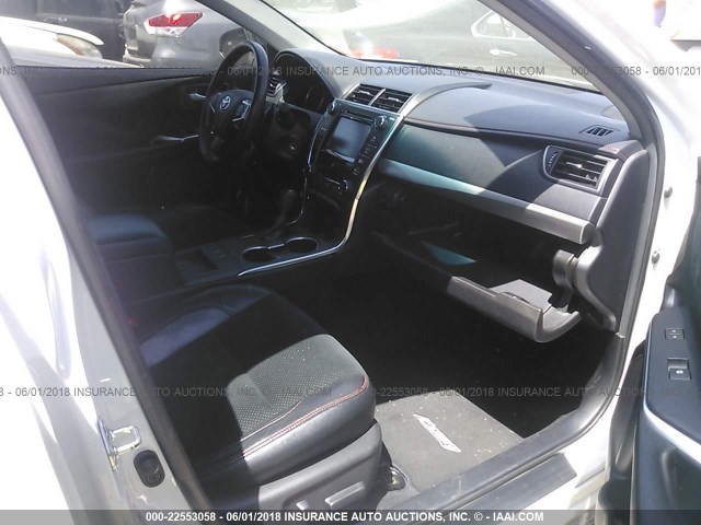 4T1BF1FK9FU087948 - 2015 TOYOTA CAMRY LE/XLE/SE/XSE WHITE photo 5