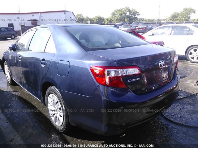 4T1BF1FK9EU778539 - 2014 TOYOTA CAMRY L/SE/LE/XLE მუქი ლურჯი ფოტო 3