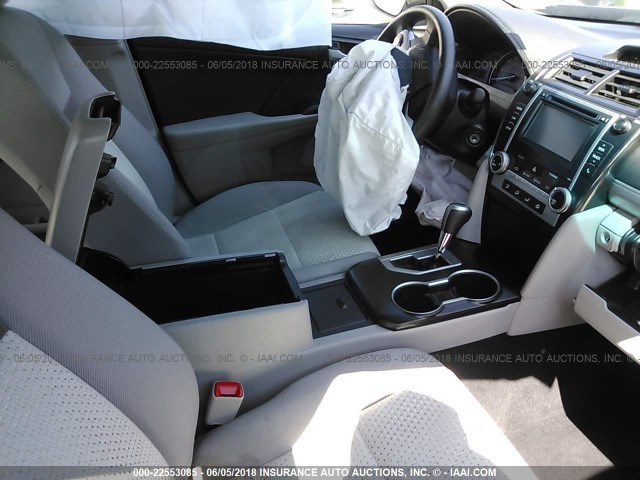 4T1BF1FK9EU778539 - 2014 TOYOTA CAMRY L/SE/LE/XLE მუქი ლურჯი ფოტო 5