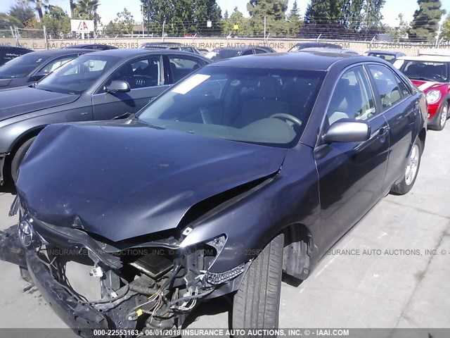 4T1BF3EK6BU636982 - 2011 TOYOTA CAMRY SE/LE/XLE GRAY photo 2