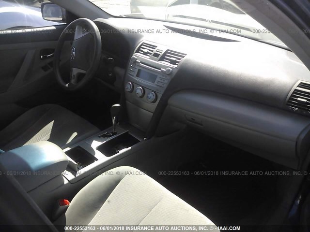 4T1BF3EK6BU636982 - 2011 TOYOTA CAMRY SE/LE/XLE GRAY photo 5