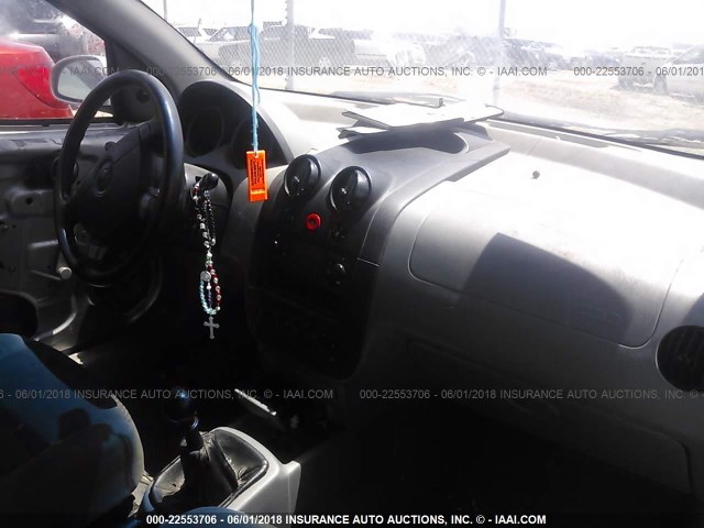 KL1TD62665B325194 - 2005 CHEVROLET AVEO LS SILVER photo 5