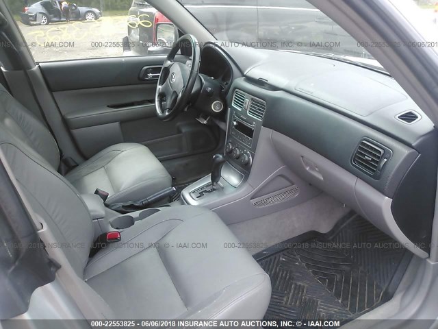 JF1SG65654H759437 - 2004 SUBARU FORESTER 2.5XS ვერცხლისფერი ფოტო 5