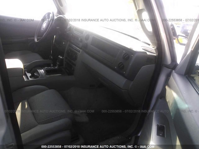 1J8HG48K06C355553 - 2006 JEEP COMMANDER SILVER photo 5