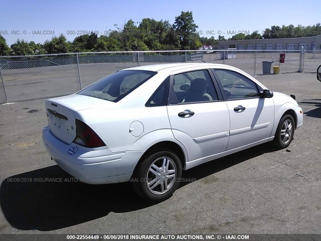 1FAFP34Z74W154441 - 2004 FORD FOCUS SE COMFORT/SE SPORT WHITE photo 4