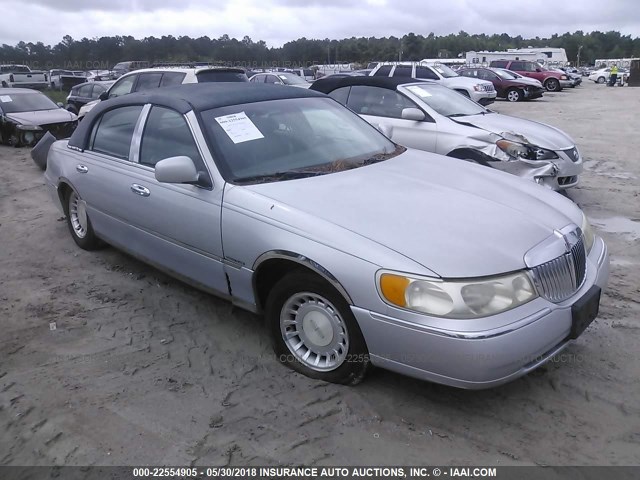 1LNHM81W21Y680362 - 2001 LINCOLN TOWN CAR EXECUTIVE SILVER photo 1