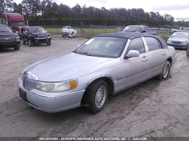 1LNHM81W21Y680362 - 2001 LINCOLN TOWN CAR EXECUTIVE SILVER photo 2
