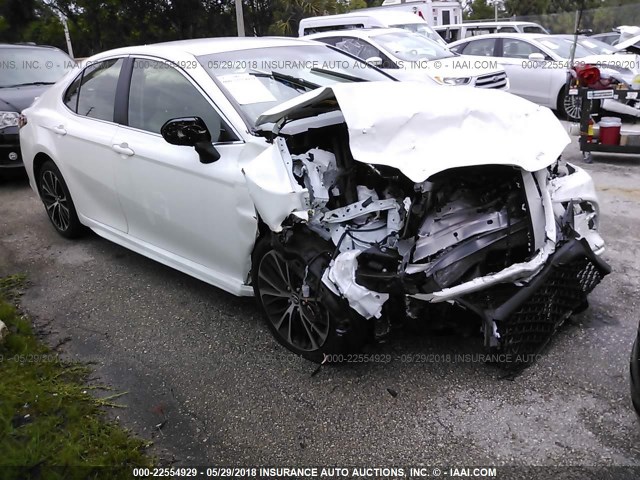 JTNB11HK0J3030886 - 2018 TOYOTA CAMRY L/LE/XLE/SE/XSE WHITE photo 1