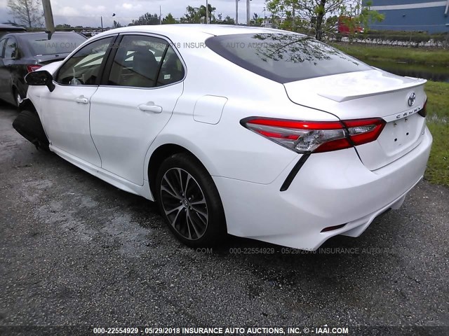 JTNB11HK0J3030886 - 2018 TOYOTA CAMRY L/LE/XLE/SE/XSE WHITE photo 3