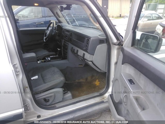1J8HG48K76C195607 - 2006 JEEP COMMANDER SILVER photo 5