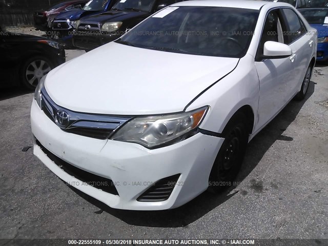 4T1BF1FK7CU115354 - 2012 TOYOTA CAMRY SE/LE/XLE WHITE photo 6