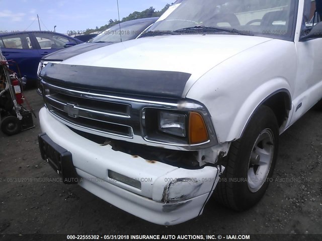 1GCCS1449VK248124 - 1997 CHEVROLET S TRUCK S10 WHITE photo 6