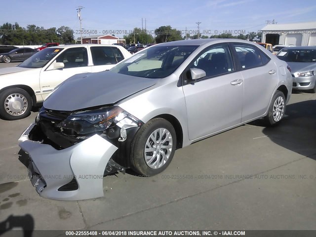 5YFBURHE1JP756817 - 2018 TOYOTA COROLLA L/LE/XLE/SE/XSE SILVER photo 2