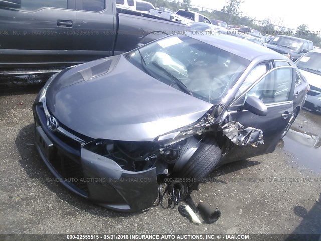 4T1BF1FK5FU112814 - 2015 TOYOTA CAMRY LE/XLE/SE/XSE GRAY photo 2