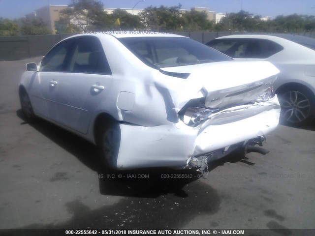 4T1BF30K32U028845 - 2002 TOYOTA CAMRY LE/XLE/SE 白色 照片 3