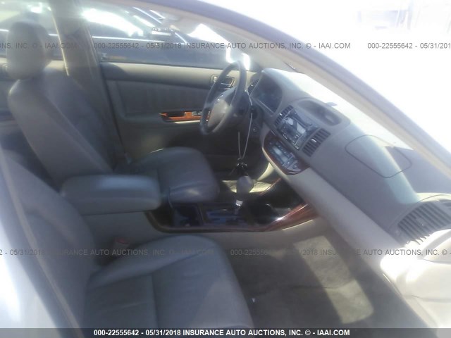 4T1BF30K32U028845 - 2002 TOYOTA CAMRY LE/XLE/SE 白色 照片 5