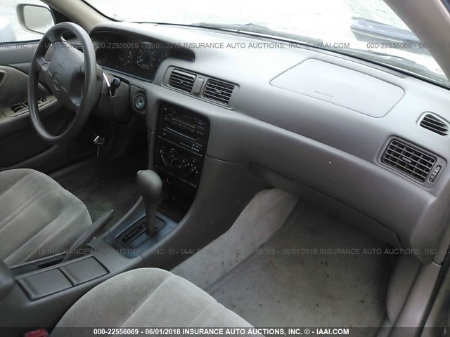 4T1BG28KXWU303080 - 1998 TOYOTA CAMRY CE/LE/XLE GOLD photo 5