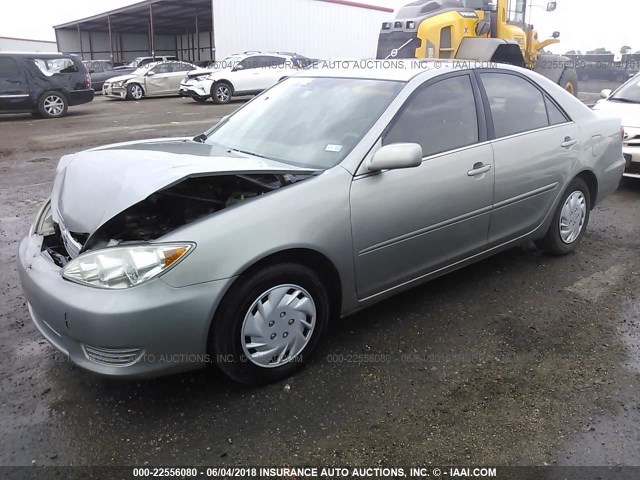 4T1BE32K55U520443 - 2005 TOYOTA CAMRY LE/XLE/SE ვერცხლისფერი ფოტო 2