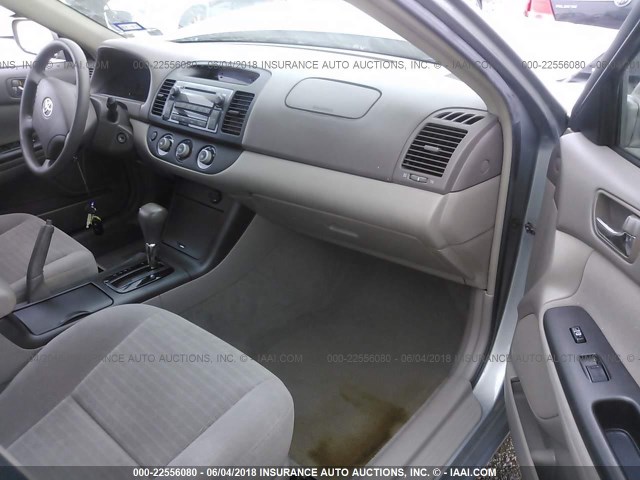 4T1BE32K55U520443 - 2005 TOYOTA CAMRY LE/XLE/SE ვერცხლისფერი ფოტო 5