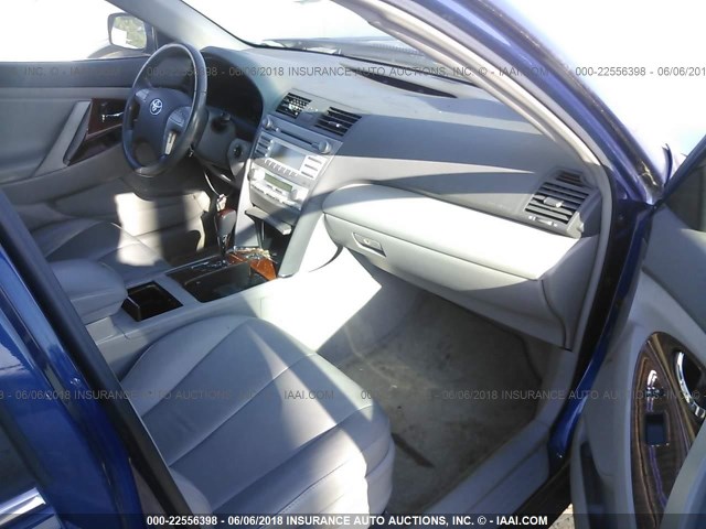 4T1BK46K28U065449 - 2008 TOYOTA CAMRY LE/XLE/SE ლურჯი ფოტო 5