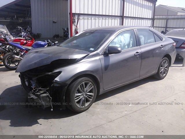 4T1BF1FK3GU240468 - 2016 TOYOTA CAMRY LE/XLE/SE/XSE GRAY photo 2