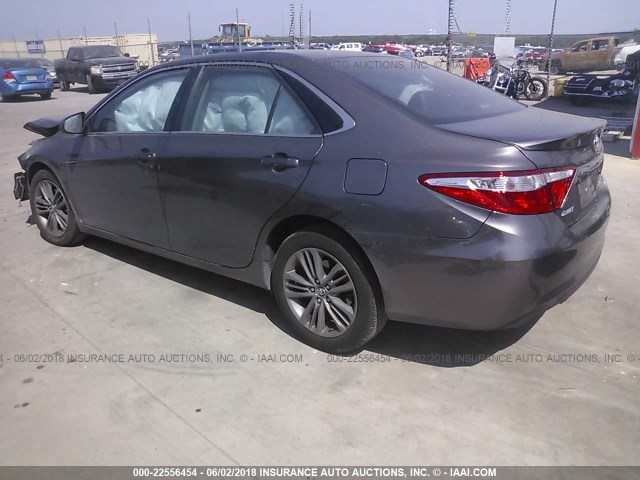 4T1BF1FK3GU240468 - 2016 TOYOTA CAMRY LE/XLE/SE/XSE GRAY photo 3