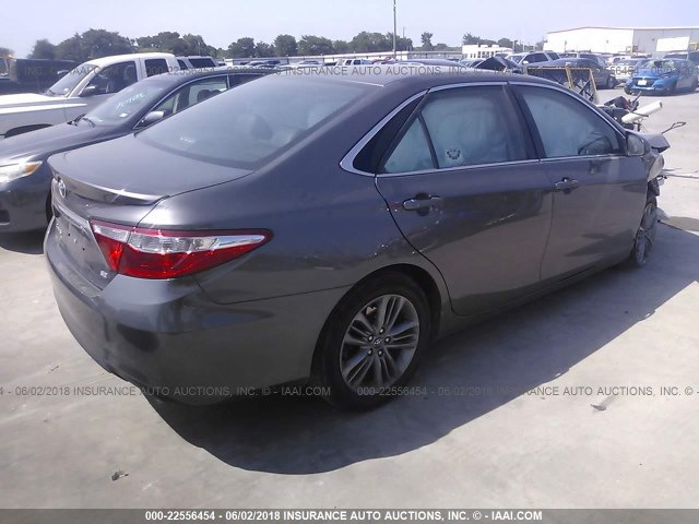 4T1BF1FK3GU240468 - 2016 TOYOTA CAMRY LE/XLE/SE/XSE GRAY photo 4