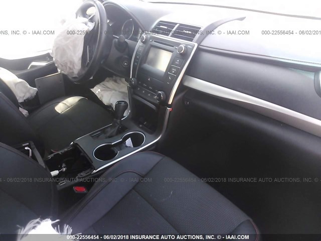 4T1BF1FK3GU240468 - 2016 TOYOTA CAMRY LE/XLE/SE/XSE GRAY photo 5