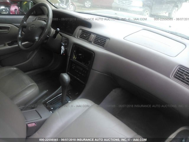 4T1BG28K0YU941034 - 2000 TOYOTA CAMRY CE/LE/XLE BLACK photo 5