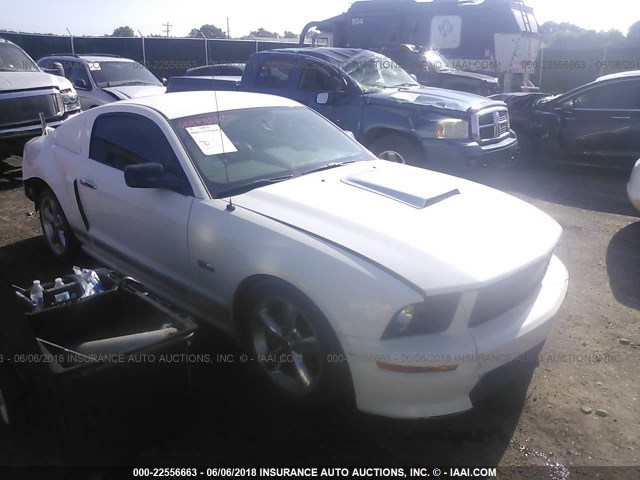 1ZVHT82H475360233 - 2007 FORD MUSTANG GT WHITE photo 1